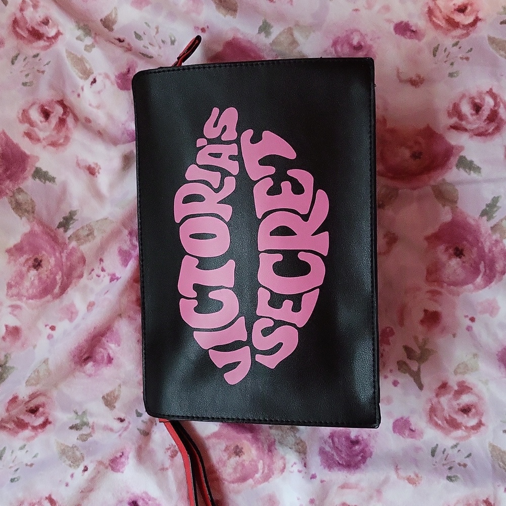 NWOT VICTORIAS SECRET LIPS COSMETIC BAG POUCH